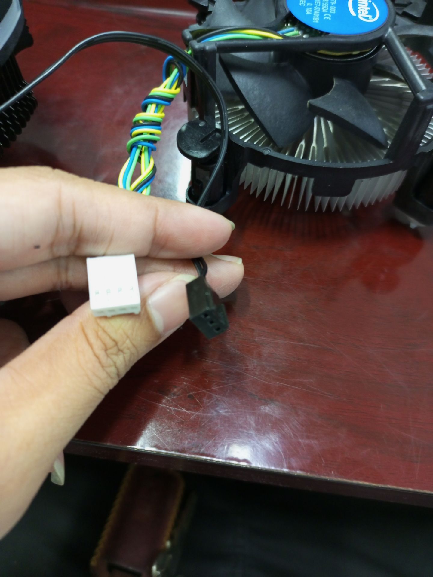 Lắp có được đâu, đầu jack fan CPU máy tính là 4 chân, đầu fan này 3 chân có đúng đâu. Không chụp rõ làm mua nhầm, *** đảo. Mọi người đừng mua ko lắp đc