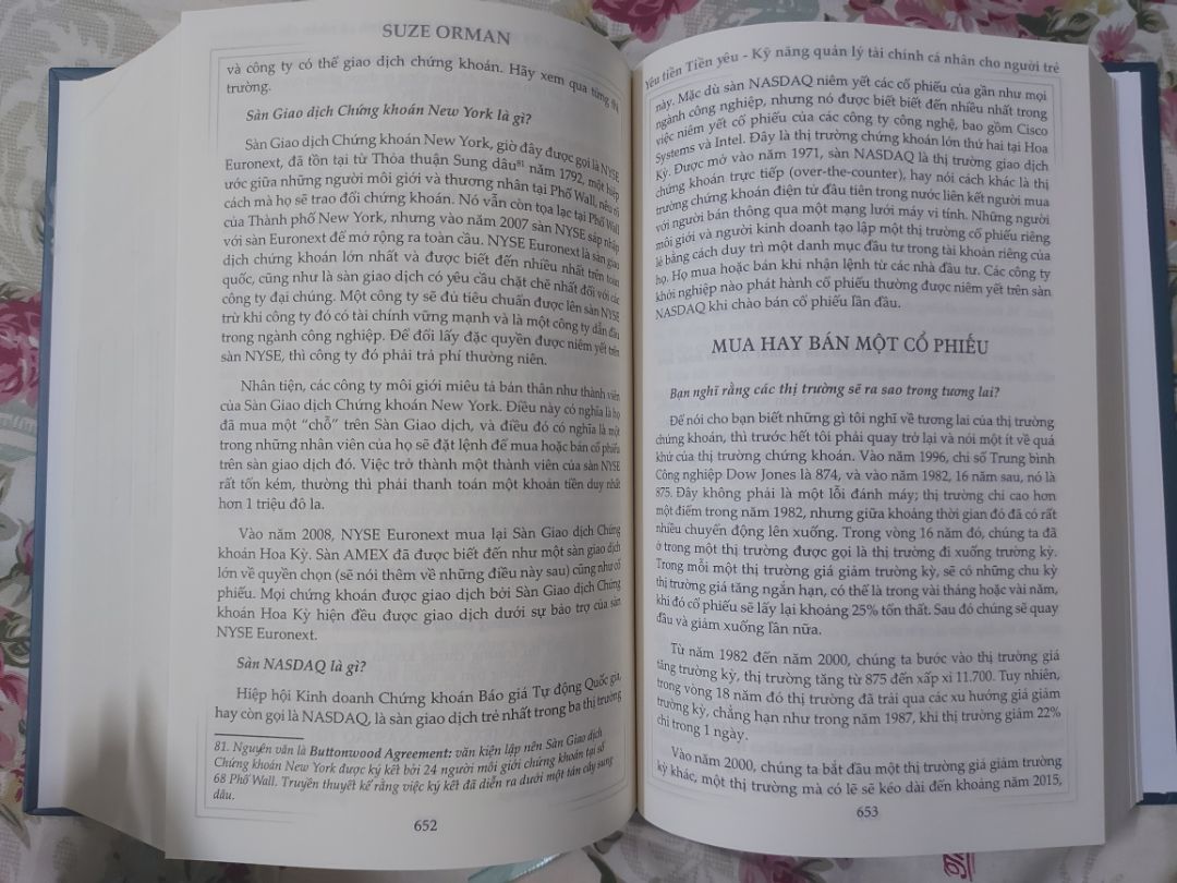 Sách của Suze rất hay, riêng cuốn này bìa cứng và rất dày (5cm) so với các cuốn khác của Suze (2 - 2.5cm). Nhưng thiết kế cá nhân mình thấy ko thoải mái lắm, lề trang khoảng cách quá nhỏ làm mình cảm thấy nặng nề và khó đọc. Nội dung thì rất hữu ích về quản lý tài chính cá nhân cho người trẻ