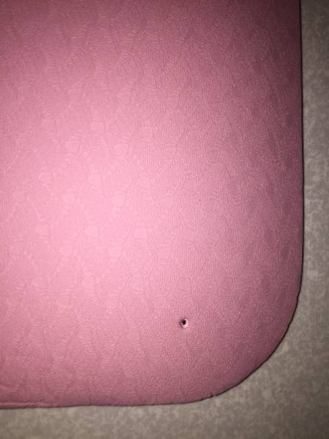 Shop ơi! Shop xem giúp mình! Thảm mới mà các vân đều có lực ép giống như đã qua sử dụng, thảm bị dính mực, bị 1 lỗ thủng, và nhìn khá cũ không khác nào thảm đã sử dụng rồi. Shop kiểm tra lại hàng trước khi giao cho khách. Gọi ko nghe máy, Nt qua *** ko thấy trl.