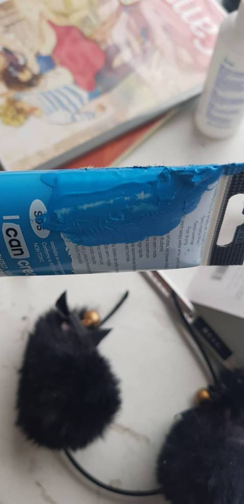 Sản phẩm chưa kịp dùng, xong về nhà mở ra thì tuýp bị vỡ và màu bị tràn ra như thế này :( . Tuy giá trị ko đáng bao nhiêu, xong điều này phản ánh chất lượng hàng,