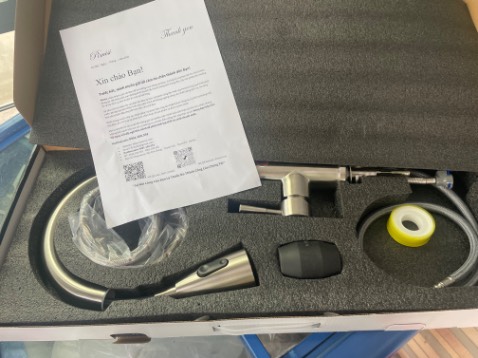 Ban đầu mình đặt chậu bự quá khi nhận đc lắp không vừa, sau đó có hỏi shop tư vấn để đặt lại chậu có kích thước phù hợp mặc dù bị charge phí đổi 10% nhưng vẫn thấy hài lòng, Chậu dạng vuông góc hiện đại, màu trắng sáng bóng và dễ lau chùi. Cách lắp đặt rất đơn giản và nhanh chóng, khi lắp chỗ nào k rõ thì nhắn shop hỗ trợ. Mình chỉ cần gắn nó vào lỗ đá đã cắt và kết nối với ống nước là xong, Nói chung là hài lòng, shop nhiệt tình, mọi người nên mua nhé,