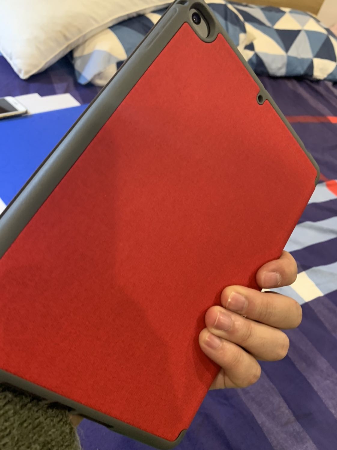 Rất mãn nguyện với màu đỏ này, rất nổi bật. Thân vỏ dày dặn và gia công tỉ mỉ lắm. Sẽ mua tiếp của shop.