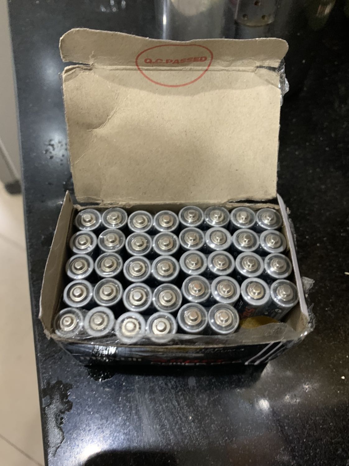 Mua 1 hộp pin mà dán băng keo chằng chịt hộp, ko nguyên tem. Khui ra thì thấy như này đâu, này là shop cố tình bán như vậy cho khách hàng. Quá thất vọng!!!