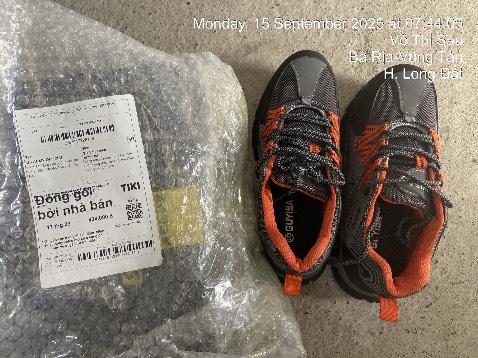 Shop giao hàng lộn giày 2 chiếc nằm bên trái hết mang kiểu gì.