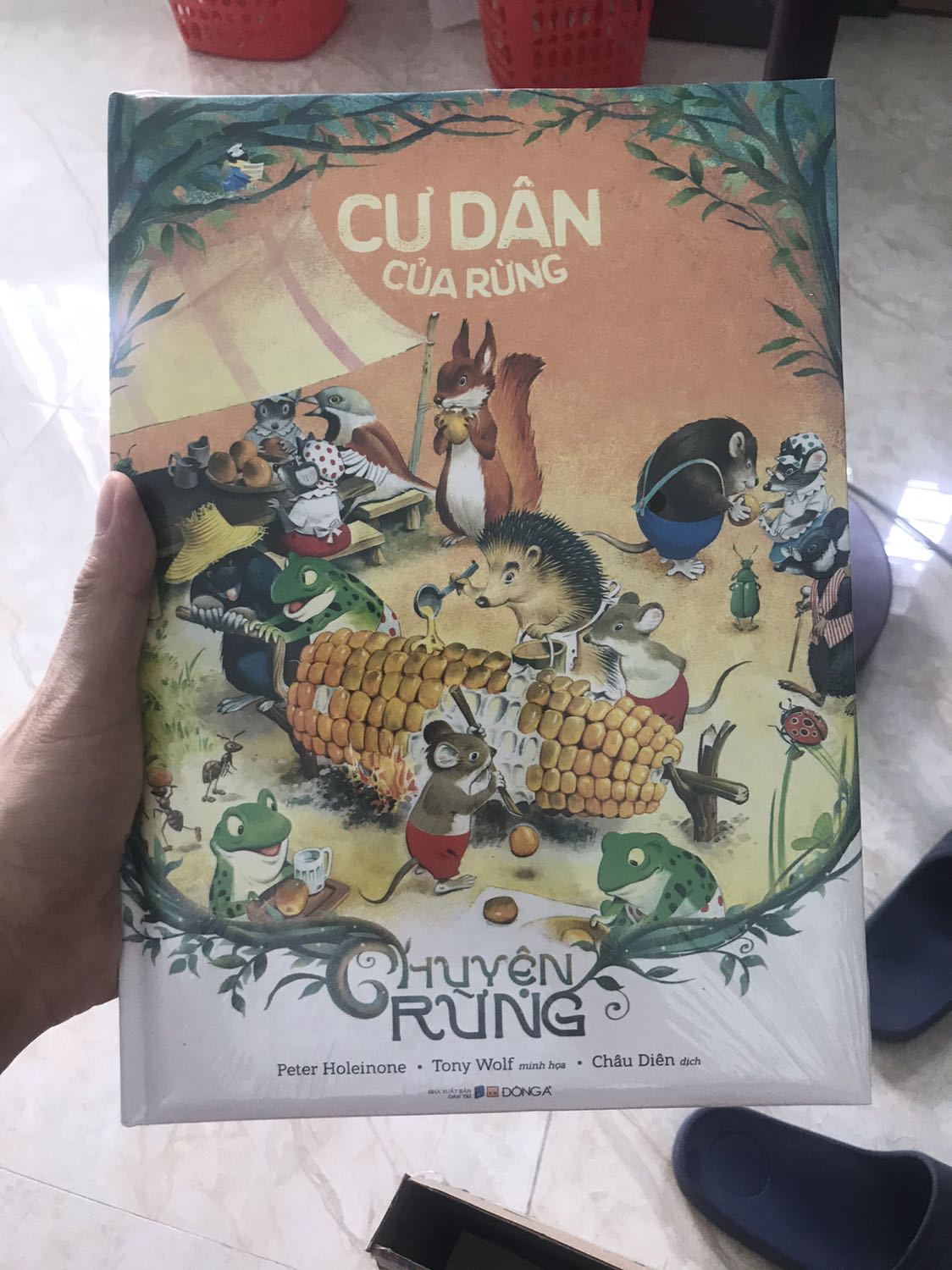 Đóng gói kĩ càng, giao nhanh. Truyện kiểu ngụ ngôn hình ảnh đẹp, dễ thương. 
Nhưng hơi tiếc là trang đầu dán keo bị nhăn :(