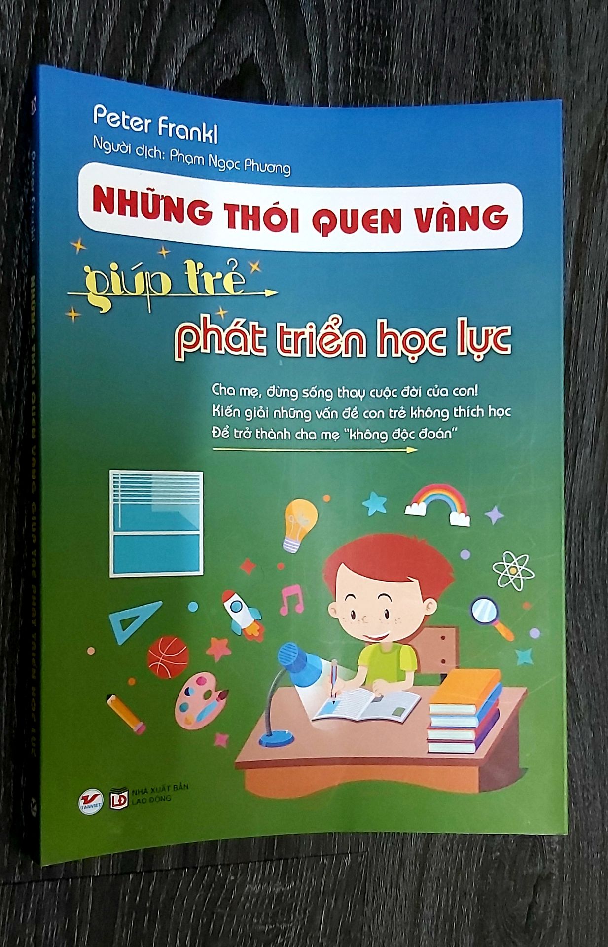 "Theo Peter Frankl mỗi em bé đều là duy nhất, vì thế khi nuôi dạy và tập trung phát triển năng lực của bé, hãy nhớ rằng: Đừng so sánh con mình với con người khóc bởi mọi sự so sánh đều là khập khiễng. Để không tạo sức ép cho con và cho chính bản thân mình, hãy lấy chính con mình làm cột mốc và đánh giá sự phát triển của con, so với chính con tuần trước, tháng trước, năm trước. Cải khó nhất đối với những đứa trẻ là việc cho mẹ liên tục thay đổi phương châm giáo dục. Con bạn nhất định sẽ bất an về điều đó. Ví dụ, sau khi xem chương trình ti vi, bọn bắt con mình học tiếng Anh vì nghĩ rằng tương lai sau này chúng rất cần tới tiếng Anh. Khoảng hai tháng sau, do bị ảnh hưởng bởi một cuốn sách, bạn bắt con bỏ học tiếng Anh để học tiếng Nhật. Hai tháng sau nữa, bạn lại bắt con bỏ tất cả để học Toán vì cho rằng, nếu vững vàng môn Toán sẽ " dễ sống " trong thời đại 4.0. Vậy thì con bạn liệu có hạnh phúc không?"
Mình biết được quyển sách này qua thầy giáo dạy toán của con, nhìn qua ko mấy ấn tượng về hình thức sách. Nhưng nội dung sách đã làm mình thay đổi cách để đồng hành cùng con. Sách hay, phụ huynh nên đọc.