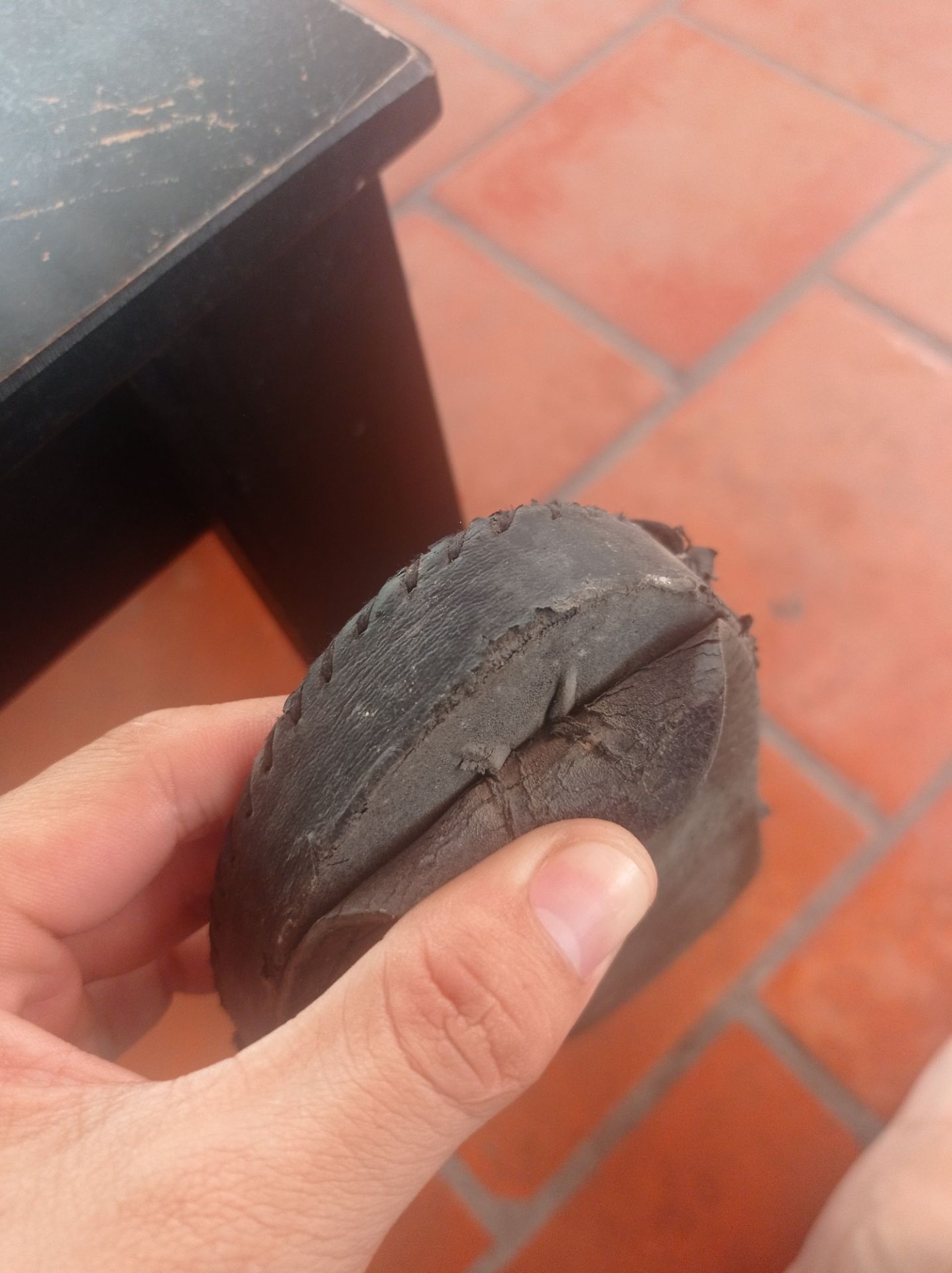 dép không phải da thật, chất lượng tệ, sử dụng chưa được 1 tháng đã bong trốc rất nhiều. các bạn nên cân nhắc khi mua