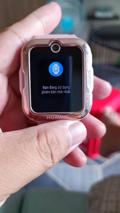 Đánh giá sau khi nhận hàng: 
Đồng hồ đẹp, màn hình sắc nét, mọi thứ ổn chỉ là tính năng sos vẫn không sử dụng được mặc dù đã cập nhật phần mềm mới nhất. Shop đã hướng đem ra trung tâm bảo hành kiểm tra, nhưng vừa mua máy mới về chưa sử dụng ngày nào mà đã đem đi bảo hành thì thật là không hài lòng chút nào cả

Đánh giá sau 2 tuần: 
Sau 2 tuần sử dụng thì đồng hồ đã tự động cập nhật thêm phần mềm mới nhất, và hiện tại tính năng SOS đã sử dụng tốt, nên mình chuyển từ 3 sao lên 5 sao nha :)