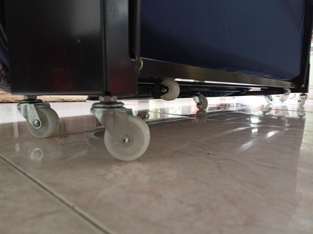 Giường/Ghế có bánh xe nên di chuyển rất nhẹ và linh hoạt,
Khớp nối chắc chắn, trơn tru, nên việc chuyển đổi cũng rất tiện và dễ dàng, ngay cả với phụ nữ và trẻ em.
Một trong những món đồ đáng tiền nhất từng mua