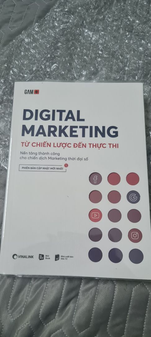 giấy dày và in rất xịn sò. nội dung mình chưa đọc hết nhưng lướt sơ thì thấy có khá nhiều hình và biểu đồ nhìn sinh động chứ ko phải toàn chữ nên chắc sẽ thú vị đọc ko bị nhàm chán