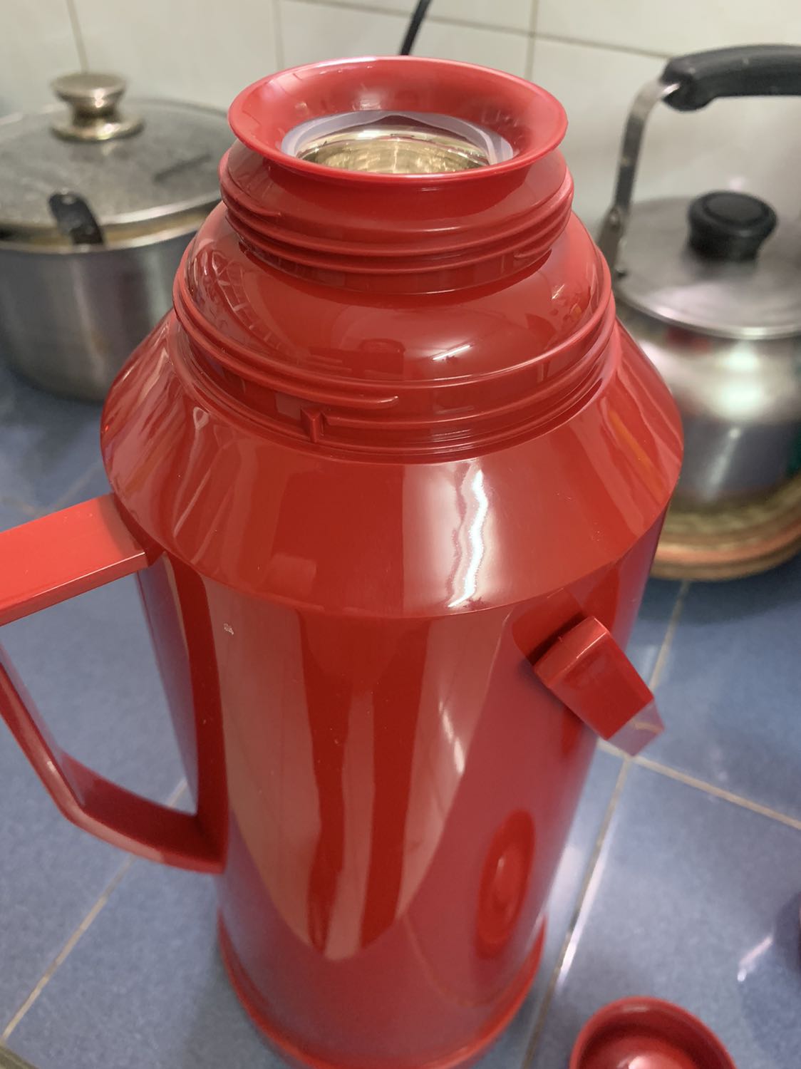 Tôi ặt màu xanh, giao màu đỏ. Cron nhựa miệng phich nuớc lắp không chuẩn (bị hở). Khi rót nuớc sẽ chảy vào giữa ruột và vỏ bình vả đọng lai trong đó. Tôi không đồng ý phích này, yêu cầu giao lại cái khác hoặc hoàn tiền