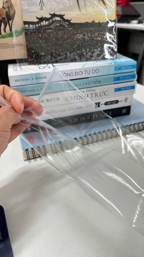 Đóng gói và tặng bọc sách rất tỉ mỉ, nhưng mình lỡ tay cắt nhầm 1 bìa .