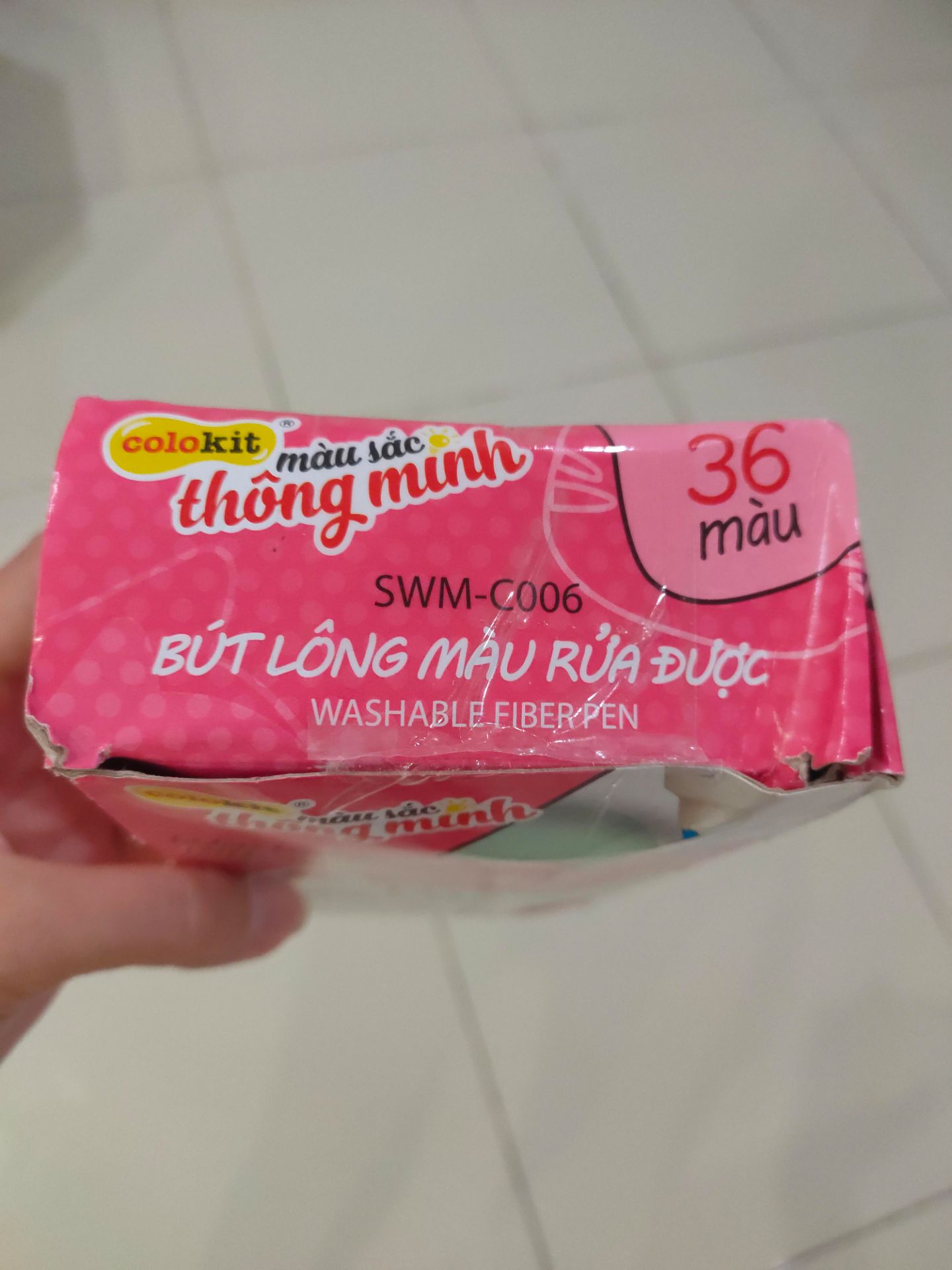 Đây là lần mua Tiki thất vọng nhất từ trc giờ. Hàng giao rất chậm, không nhận đươcj cuộc gọi giao hàng nhưng vẫn để thông tin giao không thành công lần 1, để rồi đến 3,4 ngày sau ngày giao dự kiến mình khiếu nại mới giao đến. Hàng giao thì hộp móp méo, may là bút bên trong k sao. Còn bình nước tặng thì dễ thuong, nhưng không cài khoá được vì bị nứt vỡ bên trên. Thật sự là của cho không bằng cách cho, hàng không bán được mới đem tặng khuyến mãi sao vậy??? Tôn trọng khách hàng chút nhé. Mình mua tiki