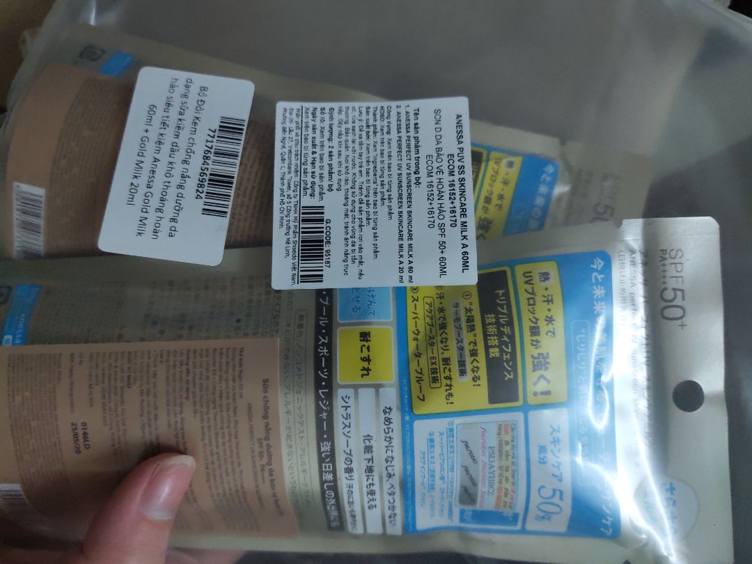 đóng gói cẩn thận. tặng chai srm thì có gạt nhựa ở đầu vòi và thêm chiếc băng dính cố định rất ưng, còn kem chống nắng thám nhanh, dạng sữa rất oke. đắt sắt miếng, lần đầu mình mua hàng trên tiki mà đã thấy ổn.