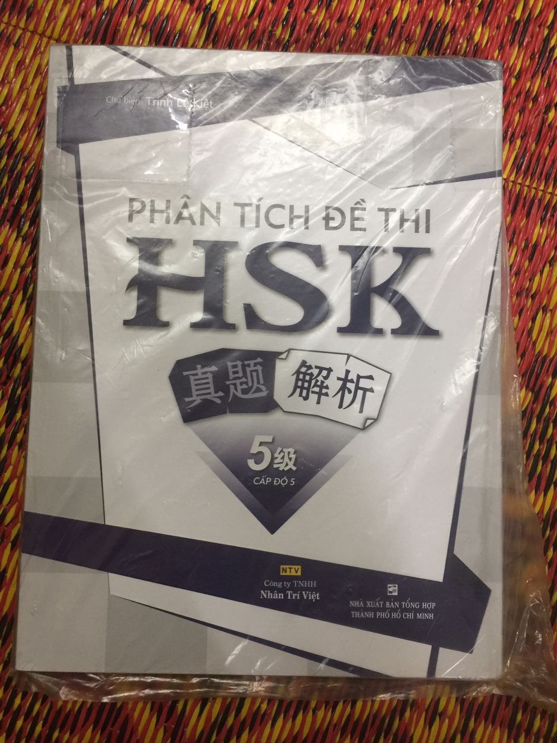 Sách giao nhanh, 26 đặt thì 27 đã giao rồi, đóng bọc sách tốt, sách in rõ ràng, dễ đọc, đáng tiền, ôn thi tốt