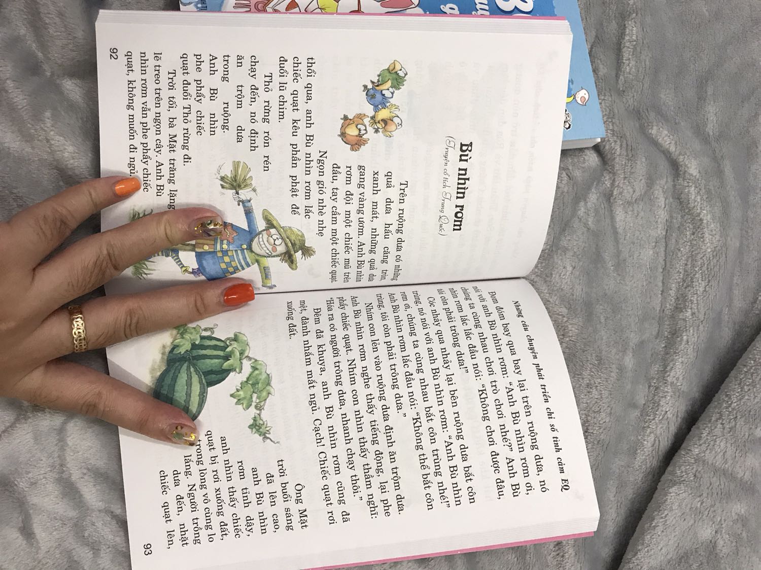 Vừa nhận được sách mình đã rất thích mặc dù bên ngoài cái hộp nó móp méo mình cũng lo là nó sẽ bị móp bên trong nhưng không. Sách được bọc rất cẩn thận.
Màu sắc bị kích thích trẻ lắm. Nội dung bên trong khá nhiều câu chuyện hay. 
Đặc biệt ở mỗi câu chuyện còn có thêm dòng bài học rút ra.
Kích cỡ chữ to và rõ ràng. Màu sắc nhẹ nhàng hình ảnh thú vị nhưng mà có vẻ hơi bị mờ một chút xíu xíu thôi không nhiều.
Khuyến khích các mom nên mua nhé!