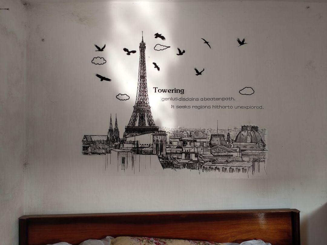 Chất lượng tốt hơn mình nghĩ, đóng gói cẩn thận và giao hàng sớm hơn 1 ngày. Decal này không nên dán tường vôi vì nhanh bong lắm. Cái này lên ảnh phải nói là cực kì sang xịn mịn, check in sống ảo khỏi phải nói :>> Nói chung là đáng đồng tiền bát gạo đấy