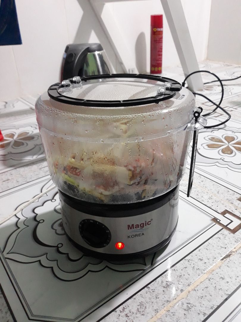 Giao hàng nhanh cực kì, mới đặt tối hôm trước, hôm sau đã giao, mặc dù mình ở tỉnh. Nhận đc hàng khá ngạc nhiên, vì nhìn nó nhỏ hơn trong hình rất nhiều và nhẹ ^^. Nhưng về ráp lại thì nhìn khá hơn. Hấp cũng đc nhiều . Về hấp thử khoai lang, khoảng 15 phút là ok. Rút kinh nghiệm cho nước ít thôi. Vì nó còn bốc hơi ngưng tụ lại thành giọt nước chảy ngược lại xuống chỗ chứa nước. Hôm sau thì mua ghẹ về hấp xã, cũng khoảng 20 phút, mình canh tgian đại vì ko bik khi nào nó vừa đủ chín. Cũng rất ok. Dễ tháo ráp. Vệ sinh chân máy kĩ xíu là đc. Vì dây điện dính vs chân máy. Nói chung là ban đầu rất thích và ổn. Không biết về sau có bền ko. Thôi cứ cho 5 sao đã. Vì giá ntnay đc vầy là ok lắm roài ^^