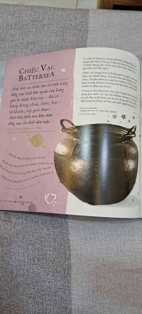 Theo quan điểm của tôi, các potterhead có thể đọc để biết bộ Harry Potter đã được lấy cảm hứng từ đâu, xem những bản thảo của cô Rowling, hình vẽ, một vài phần truyện bản thảo ngắn không có trong bộ. Nếu mong chờ sẽ hé lộ nhiều về lịch sử pháp thuật trong thế giới Harry Potter thì không có nhiều, chủ yếu là về những truyền thuyết, câu chuyện liên quan đến pháp thuật ở trong lịch sử con người. Những hình ảnh và tranh trong này cũng rất đẹp.