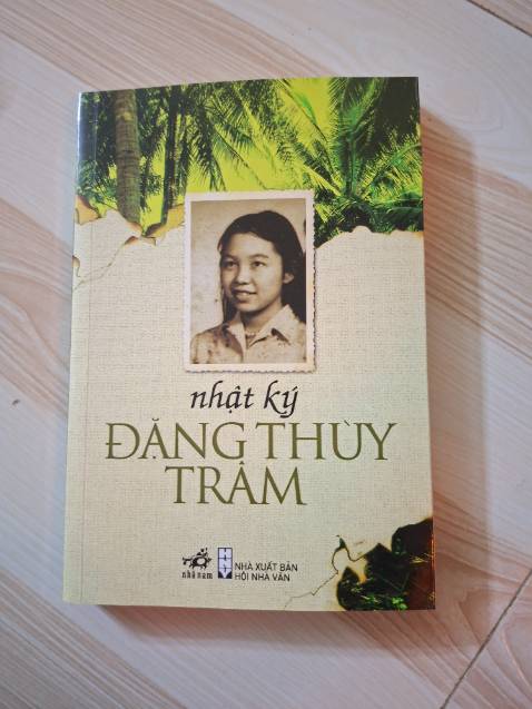 Sách có làm thành phim nha, siêu hay luôn, đọc vừa buồn vừa thương