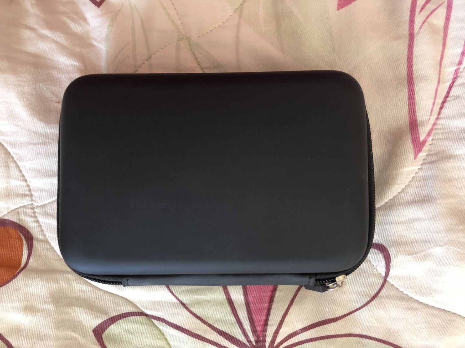 - Mình mua lúc giảm giá còn 41k
- Tiki giao hàng nhanh. Mình đặt hàng từ 29/5, tới sáng 31/5 đã nhận được hàng. Hàng được đóng gói chắc chắn, cẩn thận. 
- Chất lượng sản phẩm: 
   + Có tem bảo hành. Có nhà sản xuất cụ thể.
   + Túi có khả năng chống nước tốt.
   + Túi to, đựng được nhiều đồ, túi này lớn hơn túi bảo vệ của Orico loại PHL-25 . Mình để vừa cả sạc dự phòng Xiaomi Gen 2S luôn nhé. 
   + Bên ngoài cứng cáp. Bên trong có lớp nhung mỏng vừa đủ, khả năng chống sốc không cao nhưng lớp nhung này hỗ trợ tránh trầy xước đồ dùng bên trong.
=>>> Hoàn toàn hài lòng về chất lượng và sản phẩm Tiki đem lại. Cảm ơn Tiki. ❤️