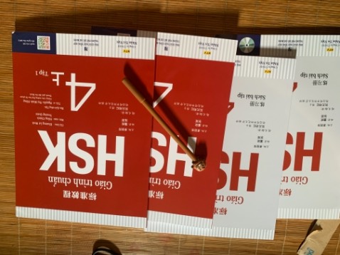 Giao hàng nhanh 
Chữ in đẹp sách mới thơm 
Màu sắc rõ nét 
Phân chia nội dung bài học và phần ngữ pháp rất chi tiết rõ ràng 
Có mã qr quét để nhận audio
Sách bài tập không có màu mè gì dạng như kiểu photo ra theo các đề hsk trên mạng 
Nên mua cuốn bài học thôi nha mn