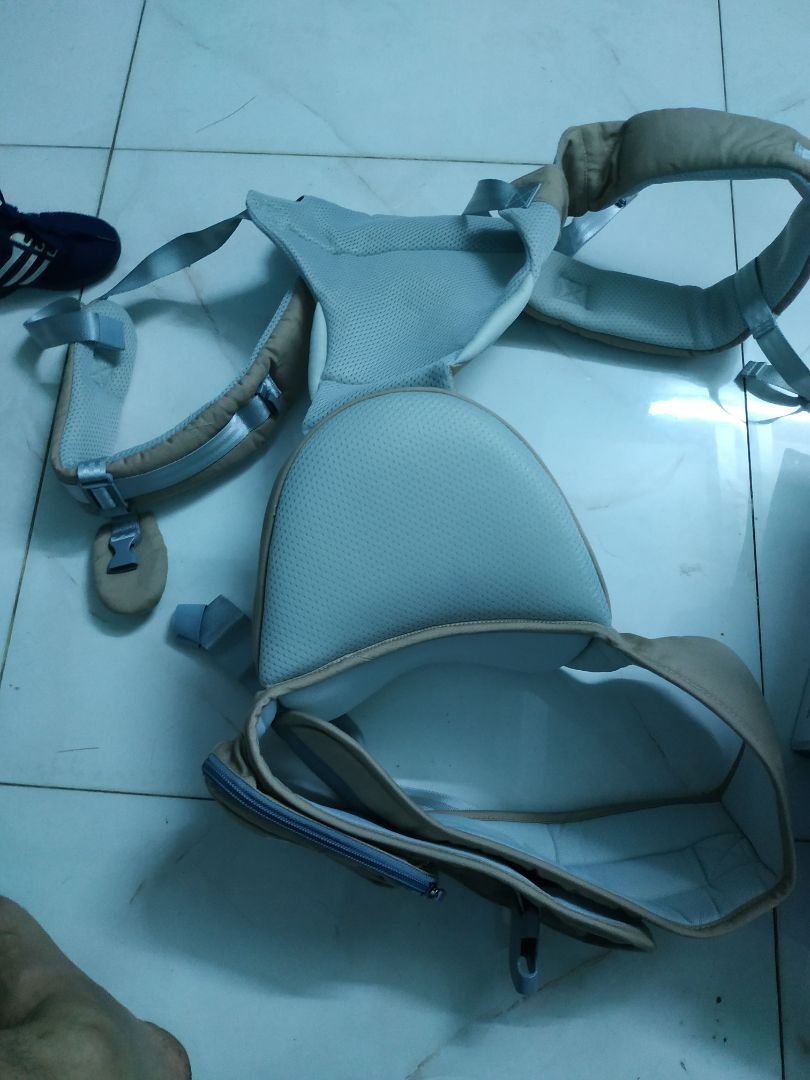 giao hàng nhanh, , đóng gói cẩn thận, địu nhìn chắc chắn, an toàn, nhưng không phù hợp với trẻ nhỏ hơn 3 tháng