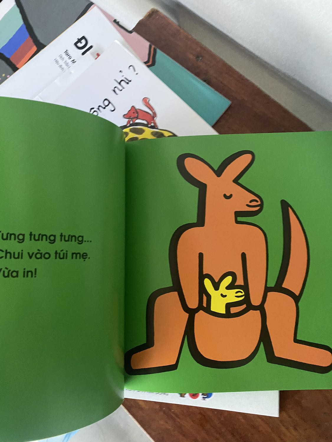 cuốn này thì bạn bé nhà mình đọc, mua để giúp con học màu sắc là chính, chứ chưa tự đọc dc