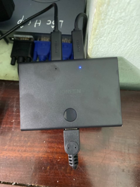 Hàng rất tốt. Mua đc tặng kèm 2 dây cáp máy in rất tiện. Thiết kế đẹp khỏi chê. Mỗi tội làm đầu vào - ra ko cùng 1 bên nên hơi khó sắp xếp. Ủng hộ 5 sao