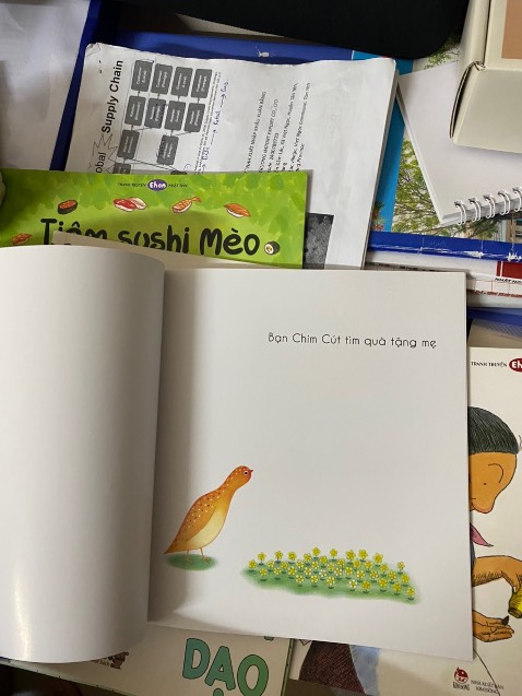 sách của nhật theo suy nghĩ của trẻ nên đơn giản, màu sắc và chữ rõ ràng. bé thích lắm