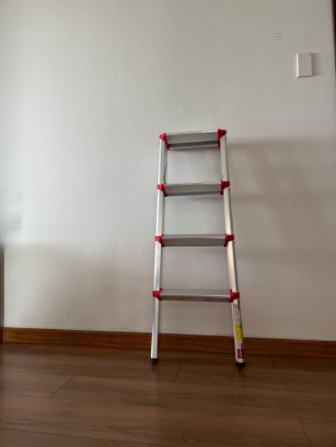 Chia sẻ chân tình về thang 4 bậc cao 1 mét của fujihome như sau:
- Ưu điểm: Chắc chắn, nhẹ dễ vận chuyển, bậc thang đủ rộng để chân lên.
- Nhược điểm:
+ Giao hàng trễ
+ Mở thang nặng tay vì chốt khoá cứng và không trơn tru
+ Thang bị cập kênh, dù đã thử mọi địa hình khác nhau
+ Mình đã gọi tổng đài ( bị tính cước cuộc gọi), sau khi lấy đủ mọi thông tin cá nhân của mình để cho kỹ thuật đến xem lại. Cho tới hôm nay, sau 3 ngày chưa thấy bạn kỹ thuật nào và chiếc thang vẫn để nguyên chưa sử dụng.