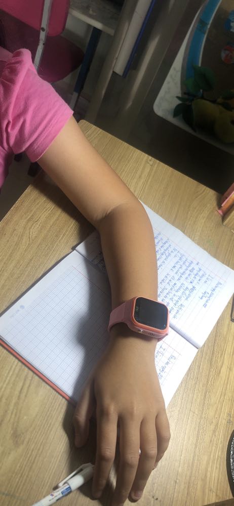 Đồng hồ trong sịn sò cứng cáp lắm cảm ứng mượt mỗi tội hơi to so với tay bé, mình cũng bán hàng onl mà cũng không được nhiệt tình như shop mua hàng xong còn được hd rất cẩn thận khổ thân 10h đem vẫn hỗ trợ.Giao hàng siêu nhanh GOODDDDDD