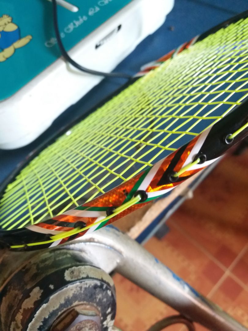 không có phiếu bảo hành vậy shop, 2 bê hông khung vợt có vết xướt ngang, giống bị cấn, đan lưới mà ko hỏi đan không đúng ý bị quá dùng, về phải cắt bỏ lưới