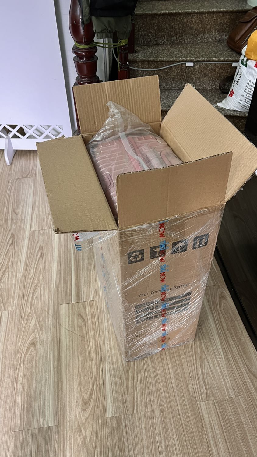 Vali đẹp cứng cáp. Đựng được nhiều đồ. Giao hàng nhanh chóng