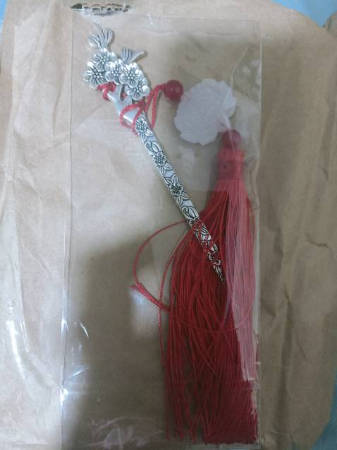 Hơi thất vọng vì phần tua rua không giống mẫu nên lấy mất 1* nhé. Hi vọng lần sau shop sẽ để ý kĩ hơn. Phần thân bookmark giống mẫu, xinh lắm, giao hàng nhanh.