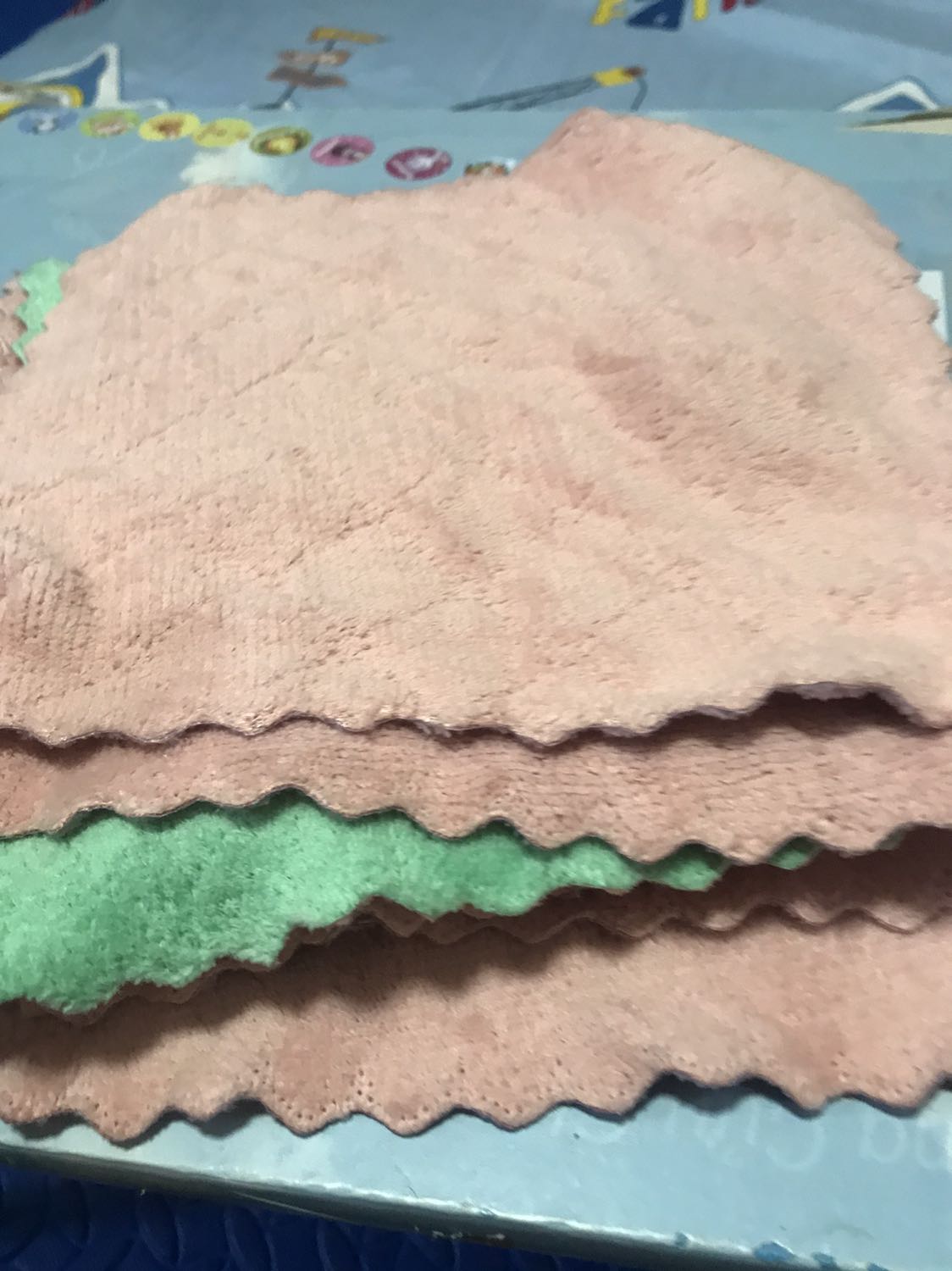 Shop đóng gói cẩn thận. Đúng đủ số lượng. Màu sắc đẹp. Khăn dày mà mềm. Thấm hút nước tốt. Giặt rất dễ sạch. Hơn cả mong đợi. 10 saooooooo