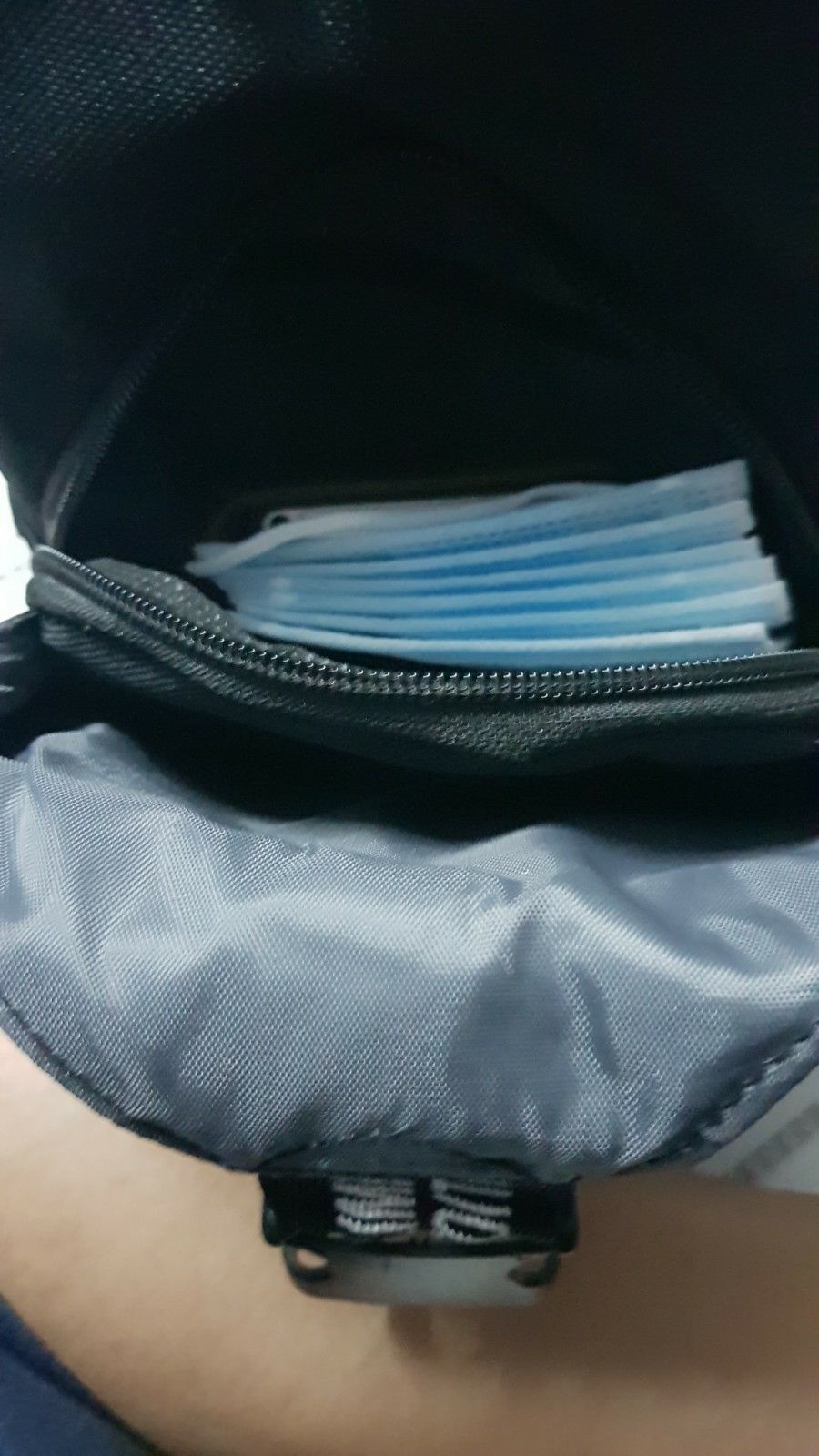 Quẹo lựa, quẹo lựa. Bao hợp lý luôn đó trời. Thật không thể tin nỗi, mới đặt tối hôm trước - trưa nay đã có. Mua về bỏ khẩu trang mang theo chống dịch bệnh Corona quá hợp lý mà. Linh xe ôm chấp k nỗi kèo này !