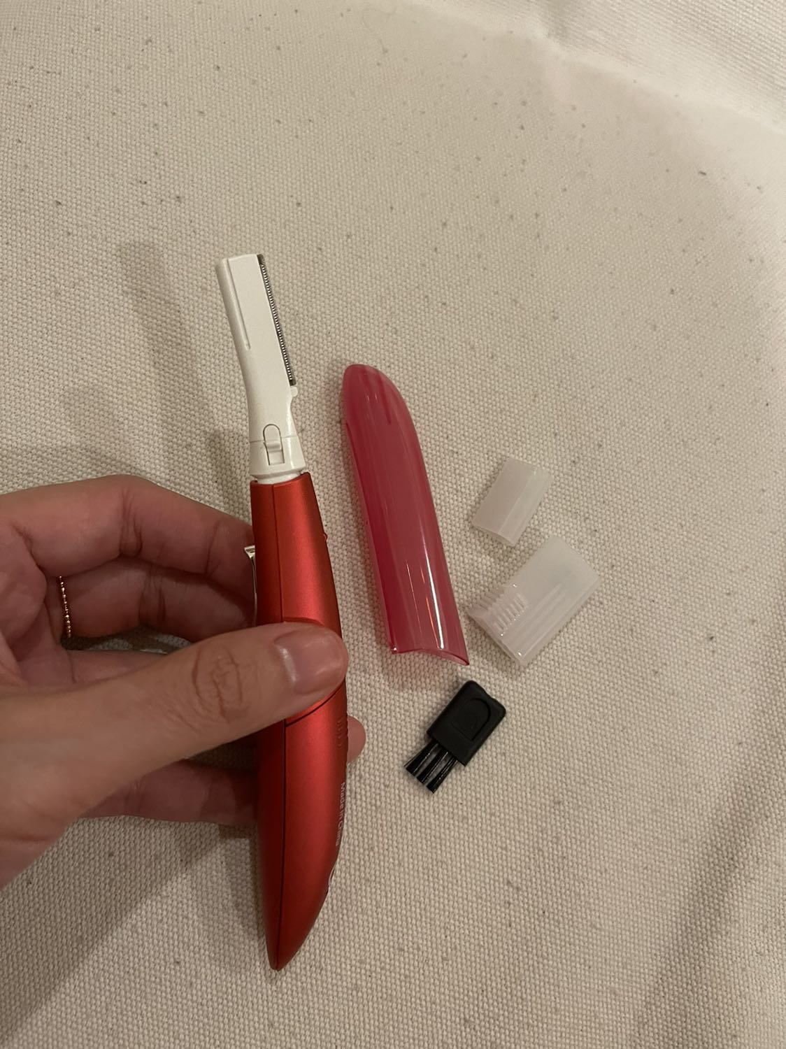 Tạm được do không bén bằng dao cạo bình thường và đối với lông ngắn và cứng thì cạo cũng khó và không sạch lông