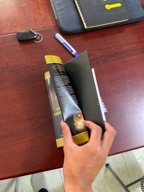 Các e bán hàng kiểu gì vậy, hàng bên ngoài bọc bè của nhà xuất bản hồng đức. Hàng bên trong như một cuốn sổ. A ko hiểu, gọi điện cho a a hỏi cái : ***