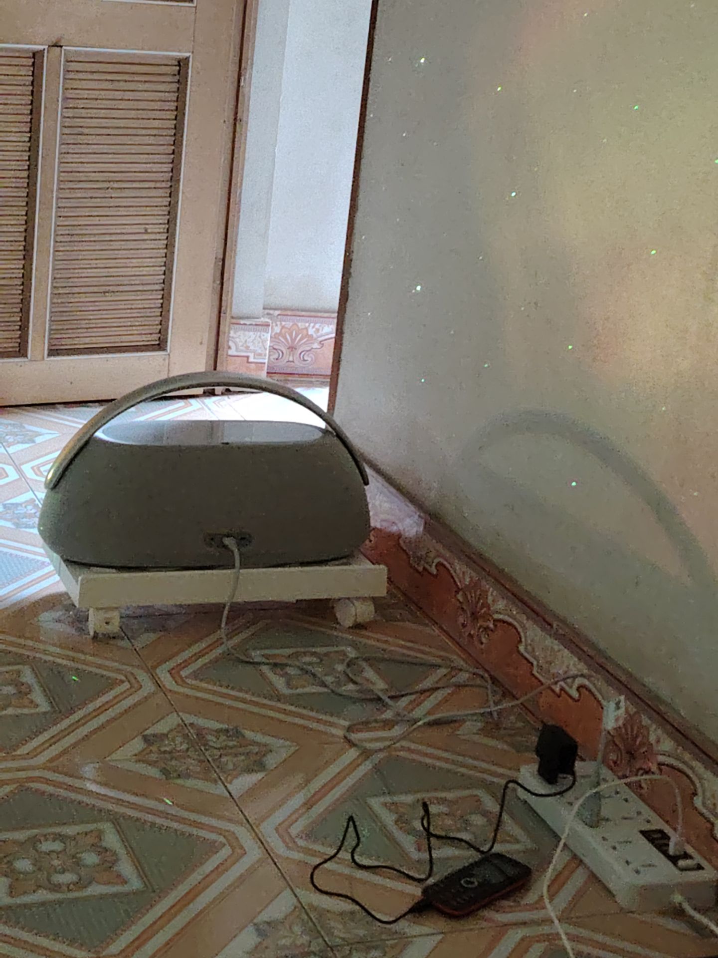 Trễ hẹn nhận hàng. Còn thiết bị thì cũng tạm