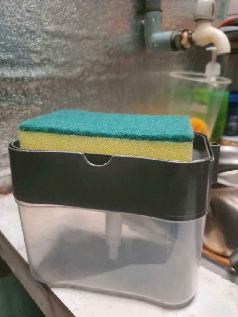 Đựng nước rửa bát tiện dụng nhưng lắp vào hơi khó với nhấn để lấy nước rửa hơi cứng 1 chút nhưng cũng ok 👌👌