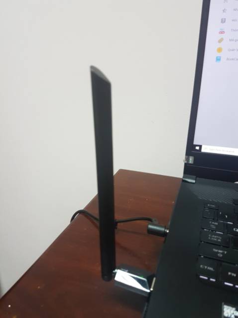 Giá cả phải chăng và cấu hình mạnh, có driver support gần như trên mọi thiết bị nó có thể gắn vào do sử dụng chip 8***n. Mình dùng nó cho con Rasberry Pi và Laptop/PC, tốc độ thay đổi không quá đáng kể, nhưng có nó thì mạng mình kết nối ổn hơn. Nhà mình dùng D-Link DIR-842 và một bộ TP-Link TL-WA850RE. Mình thử đo bắng speed *** 5 lần bằng laptop, ở trong phòng cách router khoảng 5-7m và 30 cm tường rồi trung bình lại thì được tốt độ sau:

Có extender ở trước phòng:
- T2U Plus : ~18Mbps 
- Laptop : ~ 16Mbps
Không có extender ở trước phòng:
- T2U Plus : ~ 6.2Mbps
- Laptop : ~ 5.3 Mbps

Kết luận:

Nếu nhà bạn có ổ cắm điện thì bạn nên mua extender hoặc đủ tiền thì nên đầu tư router mạnh hơn. Bạn nên mua cái này trong trường hợp máy cũ, wifi yếu hoặc hư wifi, nhà không có ổ cắm extender, các bạn làm ứng dụng cho Rasberry Pi hoặc cái loại SoCs khác