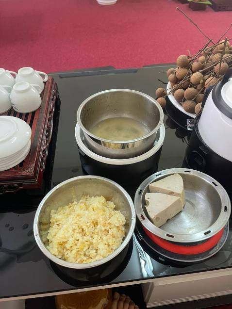 Sau 2 tuần sử dụng thì mình đánh giá khả năng hâm nóng đồ ăn đỉnh lắm nha. Tầm 10p là cơm canh nóng phỏng tay luôn á (t hâm bằng nước nóng vì cty có bình nóng lạnh). Nhưng mà k đậy nắp khi hâm thì hơi nước đọng vào cơm canh nhiều lắm nha mn, t phải lấy nắp đậy hờ lại cho đỡ đọng nước chứ k đậy kín. Nói chung là xứng đáng với giá tiền, nên mua nhé mn