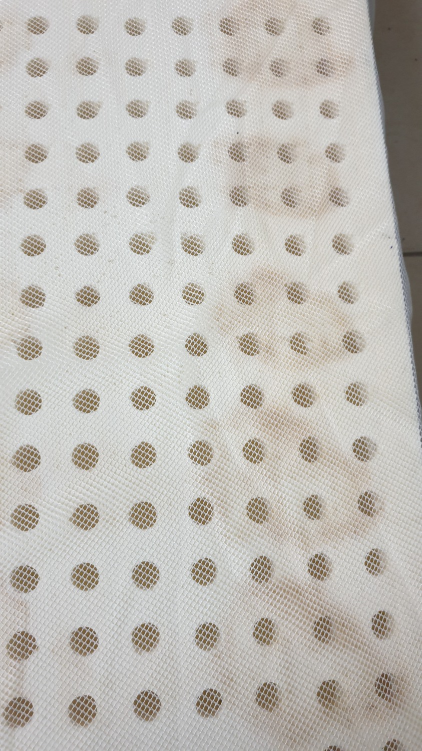 Sản phẩm nhận được bề mặt có nhiều vết bẩn không biết là gì, bảo người giao hàng đổi lại thì họ nói liên hệ tiki, liên hệ tiki thì yêu cầu quay video quá trình đóng gói cái nệm cao su to nặng như thế nên bó tay ko cách nào đổi trả, ai định mua cân nhắc cẩn thận