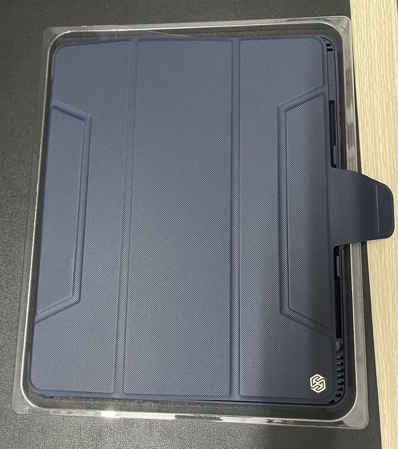 Bao da đẹp, giao hàng nhanh. Tuy nhiên hơi khó nhét ipad vào và bút hơi khó lấy ra