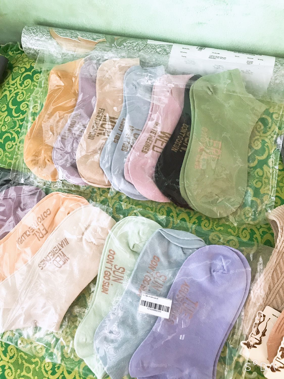 mua hang rất nhiều tren kiti nhung lan nay ko hai long .đặt hàng như vây tại sao lại dao hang cung một loai.nhận hàng ko có túi đựng vớ.đề nghị kiti giải quyết dùm tôi