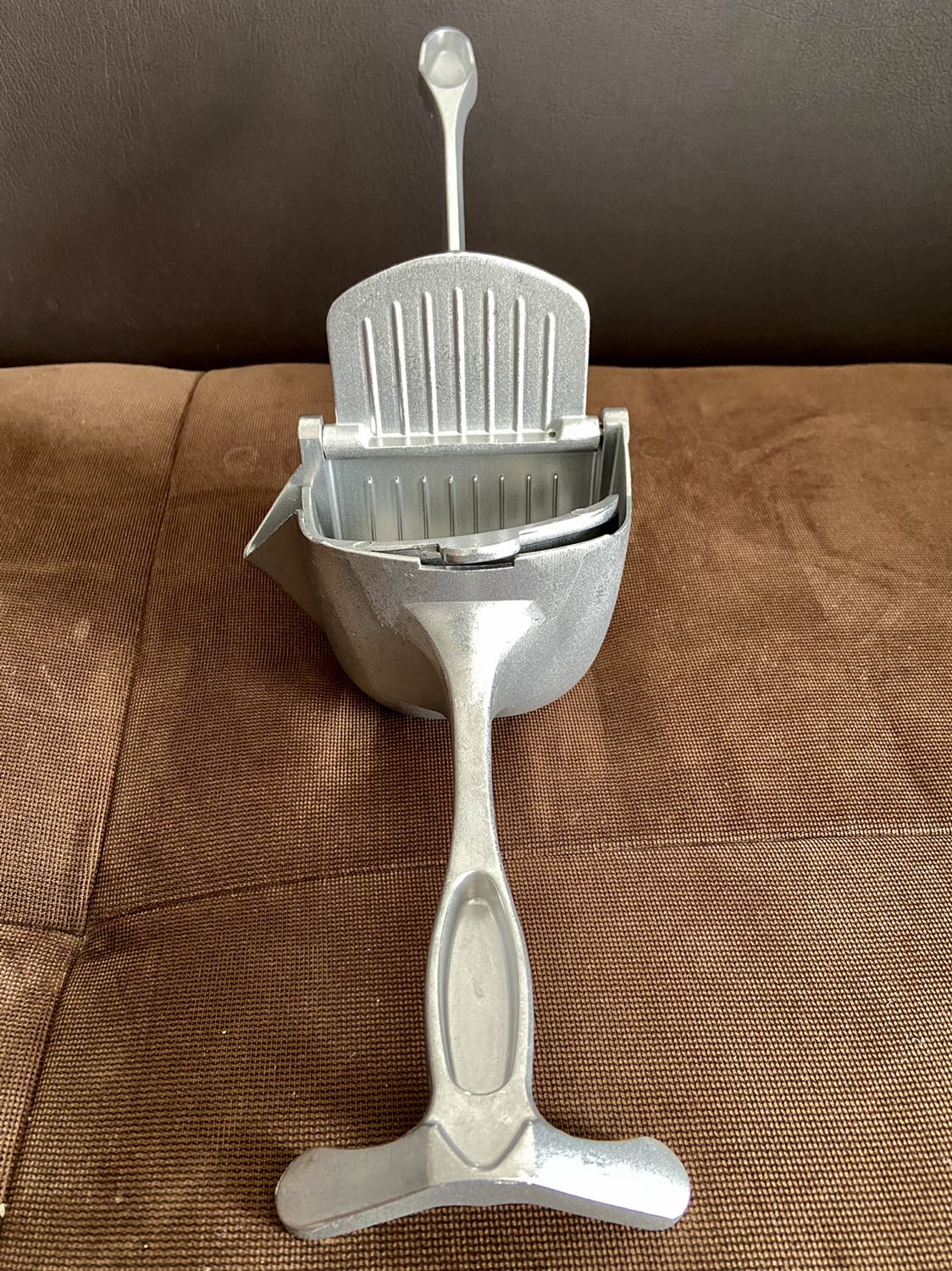 Thiết kế cồng kềnh, rườm rà và xấu xí. Chất liệu kim loại là một hỗn hợp nhiều tạp chất, thô sơ, chắc chắn không thể chứa thức ăn được.
Đặt miếng vĩ lọc nuớc trái cây bị lệch nên miếng ép trái cây không hoạt động được. Coi như quăng.
Đây là dụng cụ nhà bếp xấu xí và kém hiệu quả nhất Việt Nam thế giới. Không nên mua.