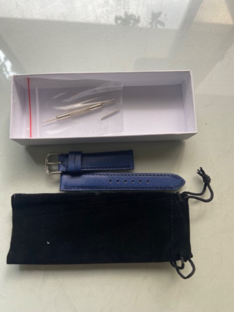 Màu đẹp (như ví da mình đã mua), may tinh tế, phụ kiện đi kèm chuẩn. Tiki giao hàng nhanh OK luôn