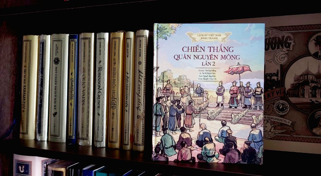 "Đứng trước các vị trưởng lão râu tóc bạc phơ, Thượng hoàng hỏi: “Nên hòa hay nên chiến?”. Lập tức cả ngàn tiếng nói cùng hòa làm một trong khí thế tưng bừng, tất cả hô vang: “Quyết chiến, quyết chiến". Lòng can đảm và ý chí quật cường của các bô lão làm nức lòng triều đình cùng dân chúng. Hội nghị Diên Hồng mãi mãi là tấm gương sáng về lòng yêu nước nồng nàn và tinh thần đoàn kết chống lại kẻ thù xâm lược của nhân ta."
Sách nhiều hình ảnh màu đẹp thu hút các bạn nhỏ yêu thích lịch sử. Chất liệu giấy in dày, bóng mượt. 
Tiki đóng hộp sách cẩn thận, giao hàng nhanh hơn cả mình đi nhà sách mua 😋. Nhân viên giao hàng chuyên nghiệp. Likes & Thanks!