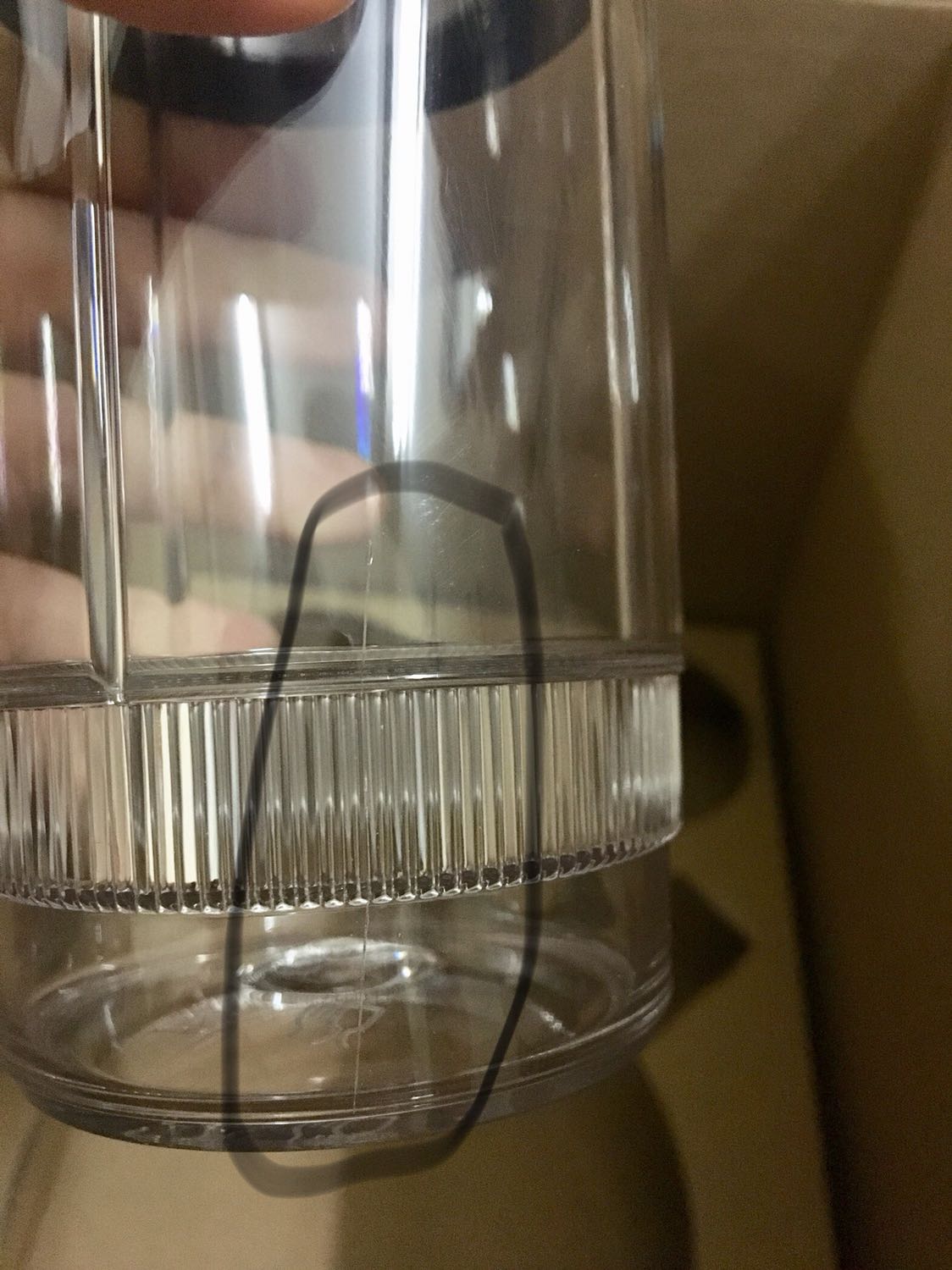 CỐI ĐỂ XAY SINH TỐ BỊ NỨT! 
Mình nhận hàng được gần 1 tuần, chờ *** thử đủ 3 cối mới viết đánh giá lần 1. Nhìn chung động cơ và các cối xay đúng theo quảng cáo và mong đợi của mình. 
Tuy nhiên, ngay sau khi nhận hàng mình thấy cối xay sinh tố của mình bị nứt 1 vết như hình. Tiki liên hệ với mình sớm để đổi cho mình cối xay sinh tố khác nhé. Mình cảm ơn.